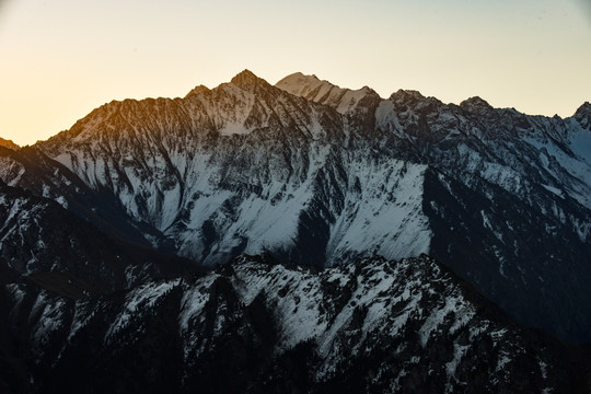 天山雪峰