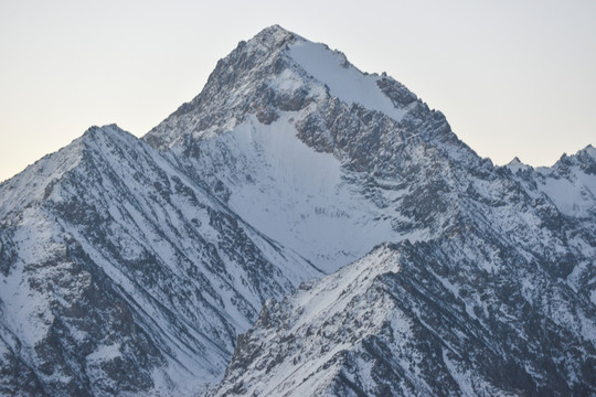 天山雪峰