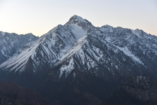 天山雪峰