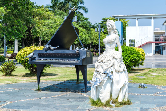 钢琴和女孩雕塑