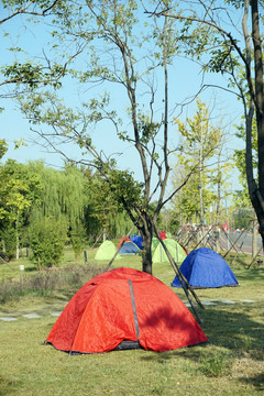 公园草地上支起的帐篷