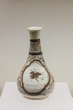 元代吉州窑釉下彩绘跃鹿纹瓶