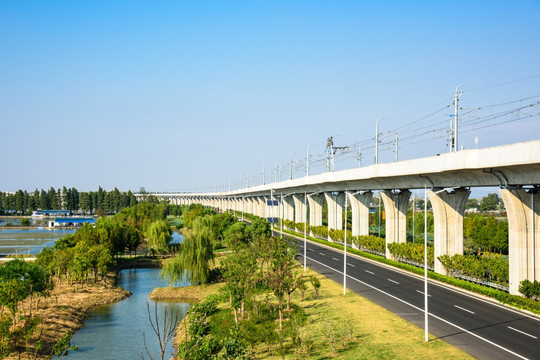 高速公路与轻轨