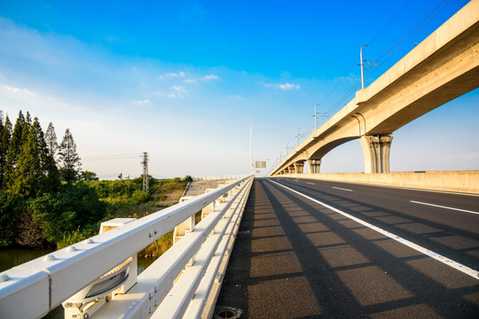 高速公路与轻轨