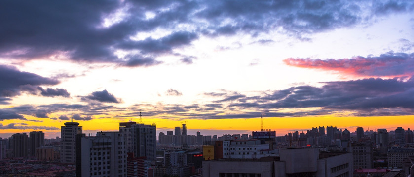 城市夕阳天空