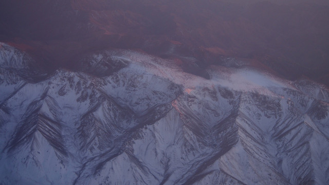 飞机上空俯瞰雪峰