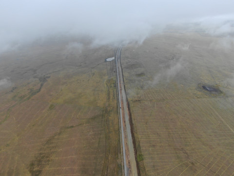 云雾中的草原公路