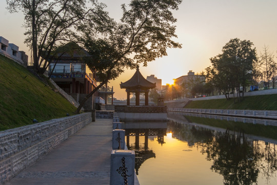 护城河日出