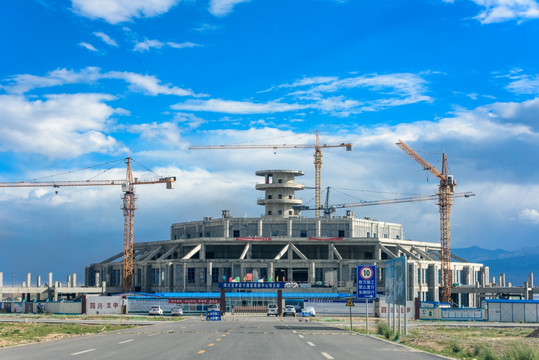 茶卡盐湖蓝天白云建筑工地