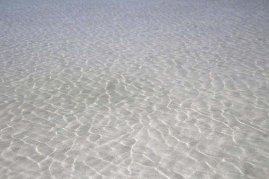 盐湖透明的水