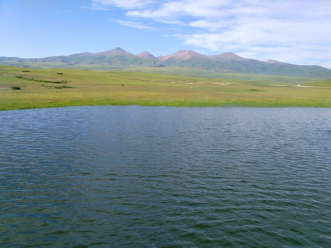 新疆巴音布鲁克草原天鹅湖风光