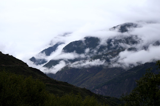 云雾缭绕的山峰