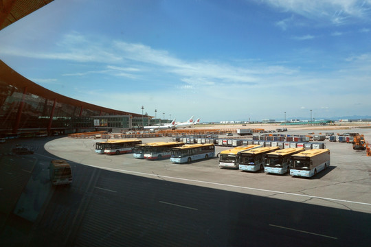 北京首都机场停机坪和运输车辆
