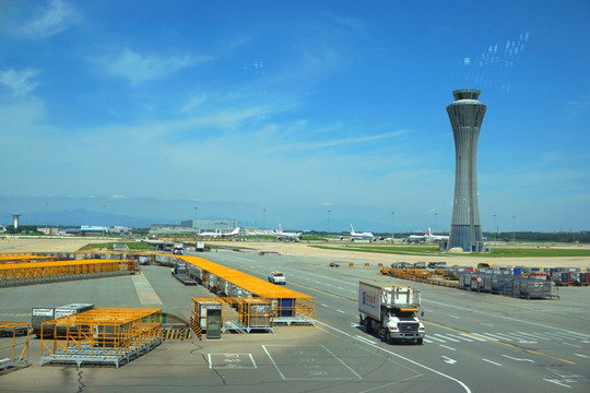 北京首都机场塔台和停机坪