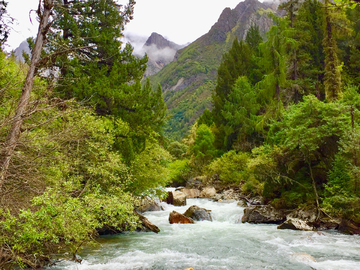 山谷河流