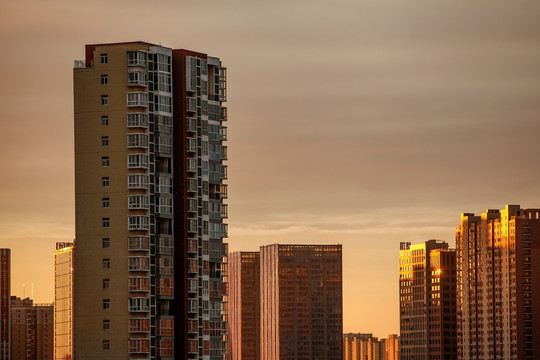 夕阳下的城市建设楼盘图