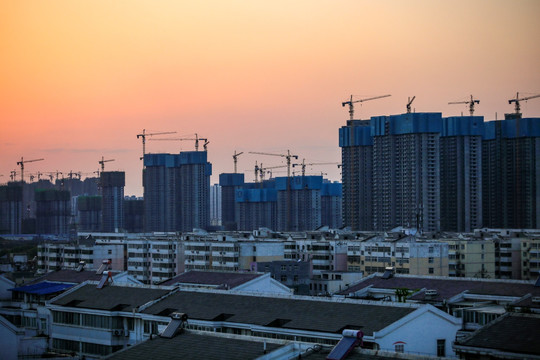 夕阳下的城市建设楼盘图