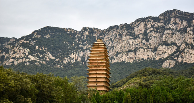 背靠嵩山的古寺院景观