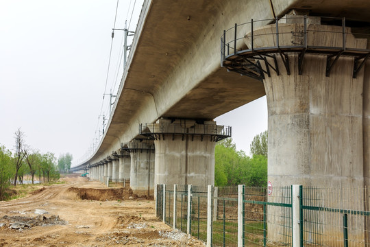 施工中的高铁路桥