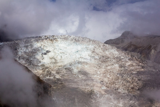 海螺沟贡嘎雪山云雾笼罩