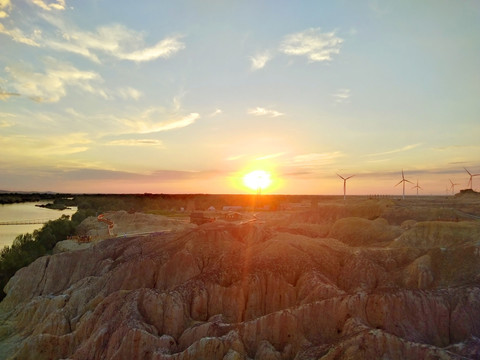 新疆五彩滩夕照晚霞