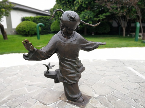 儿童踢毽子雕塑