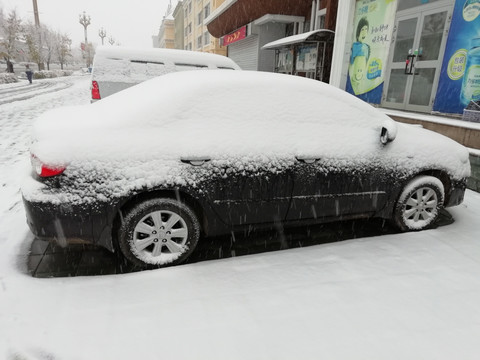 雪里的汽车