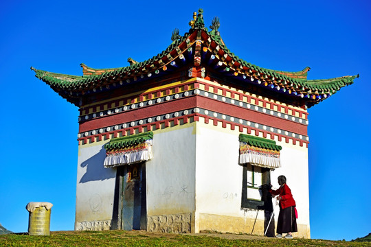 转经的藏族妇女