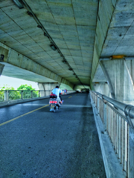 高架橋底通道