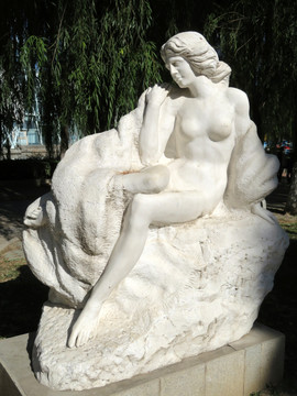 女性雕塑