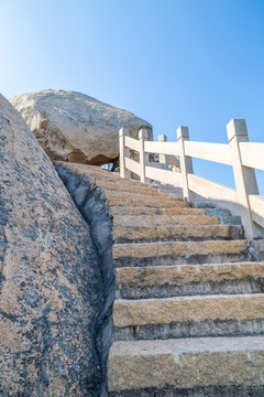 通往山顶巨石的道路