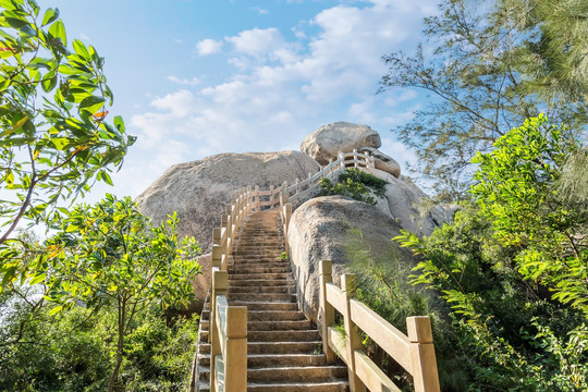 通往山顶巨石的道路