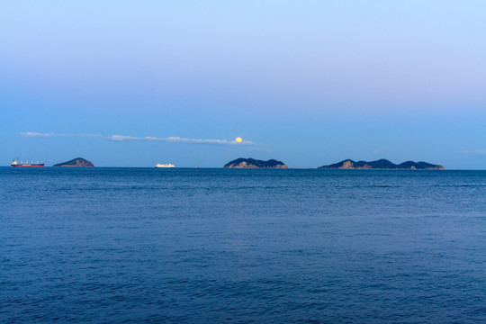 大连东海岸海滨中秋圆月