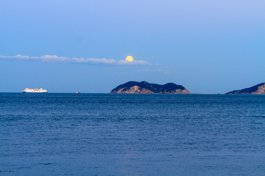 大连东海岸海滨中秋圆月