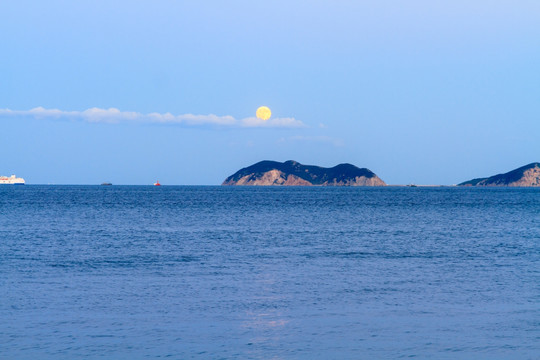 大连东海岸海滨中秋圆月