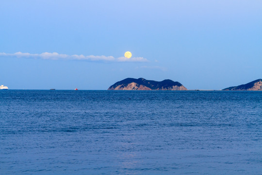 大连东海岸海滨中秋圆月