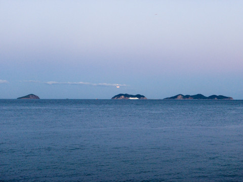 大连东海岸海滨中秋圆月