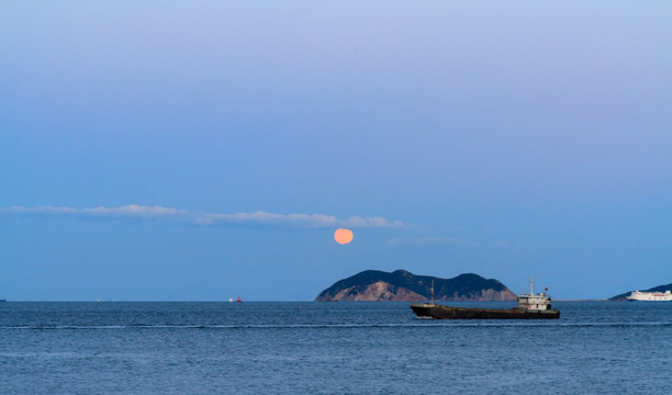 大连东海岸海滨中秋圆月