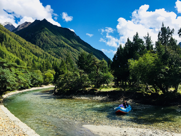 高山河流