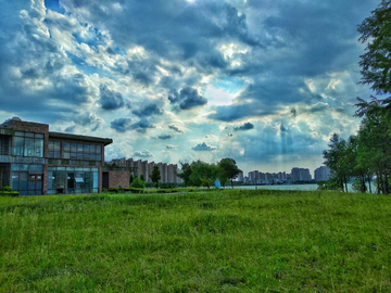 湖畔草地建筑风景