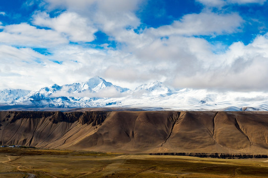 西藏普兰县附近的雪山