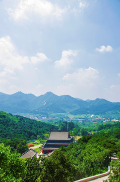 俯瞰千山皈源寺大雄宝殿与群山