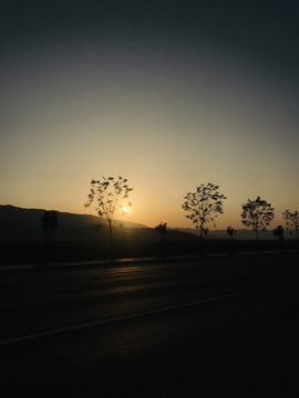 夕阳西下的公路