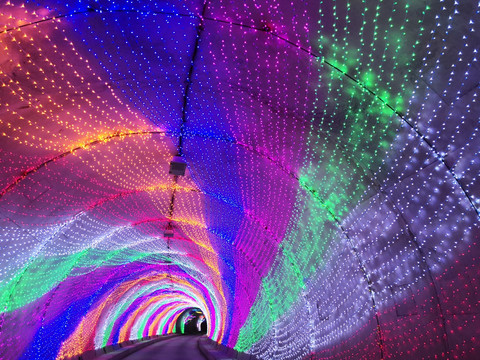 装饰彩灯的隧道