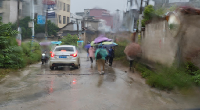 雨中行人