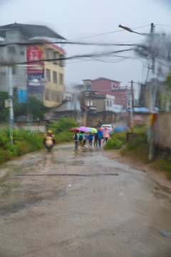 雨中行人