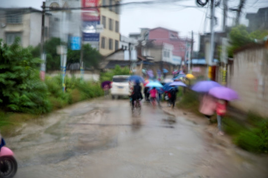 雨中的人