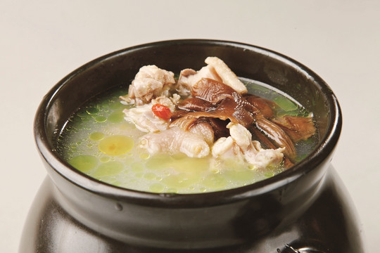 茶樹(shù)菇燉雞