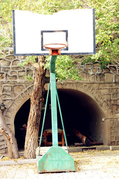 破旧的篮球架