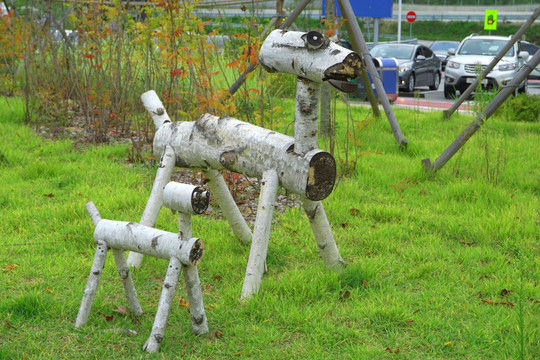 城市花园原生态小狗木雕
